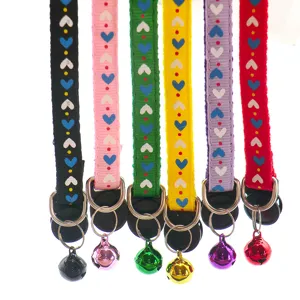 Buntes Haustierhalsband mit Herzmuster, Metallglocke und Schnalle für Hunde und Katzen.