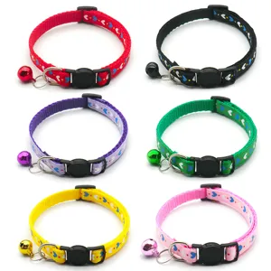 Buntes Haustierhalsband mit Herzmuster und Glocke, verstellbare Schnalle für Katzen und Hunde.