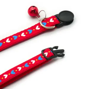 Rotes Katzen-Hundehalsband mit Herz-Muster, Glocke und Sicherheitsverschluss für Haustiere.