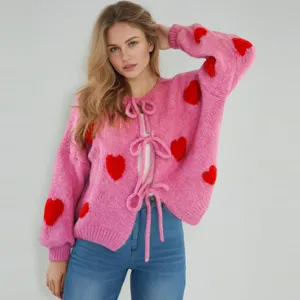 Roze gebreid vest voor dames met zachte rode hartjes, strikdetail aan de voorkant en lange mouwen.