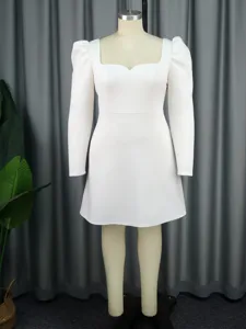 Weißes Partykleid mit quadratischem Ausschnitt und langen Ärmeln, elegant figurbetontes Detail.