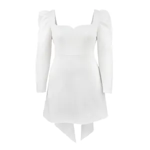 Detailansicht des eleganten weißen Langarm Partykleids mit Karreeausschnitt und hübscher Schleife.