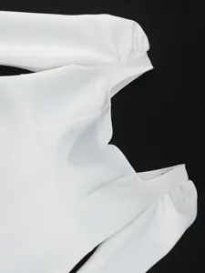Weißes langarm quadratischer ausschnitt kleid detailansicht, elegante puffärmel partykleid.