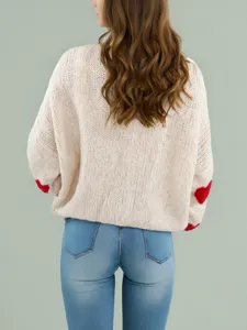 Gezellige beige gebreide trui met hartjes op de mouwen en comfortabele ronde hals.