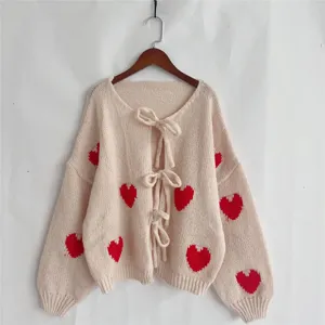 Dames gebreid vest met rood hartenpatroon en schattige strikdetails aan de voorkant.