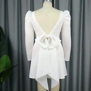 Elegantes weißes Langarm-Minikleid mit sexy tiefem V-Rückenausschnitt und großer Schleife.