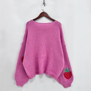 Roze gebreide dames trui met leuk aardbei motief, lange mouwen en een ronde hals.