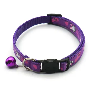 Lila bedrucktes Katzenhalsband mit Glocke, Sicherheitsverschluss und weichem Gurtband Detail.