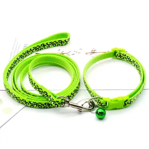 Grünes Leo-Print Haustier Leine und Halsband Set mit Glocke für Outdoor Hund Katze Spaziergang.