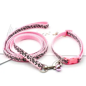 Rosa Leopardenmuster Haustier Leine und Halsband Detailansicht, niedliches Nylon Zubehör.