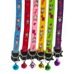 Buntes Nylon-Katzenhalsband mit Hasen-Druck und Glocke, perfektes Haustierzubehör für Katzen.