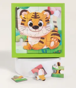 Nahaufnahme Detailansicht des bunten Kinder Lernpuzzles mit niedlichem Tigermotiv und Teilen.