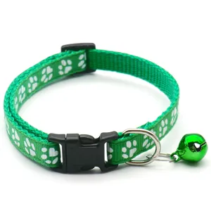 Détail de collier pour animal de compagnie patte verte avec boucle et clochette.