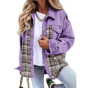 Vue détaillée de la veste patchwork en denim et carreaux violette pour femme avec manches longues.