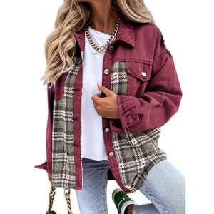 Vue détaillée de la veste en jean à manches longues et patchwork à carreaux pour femmes.