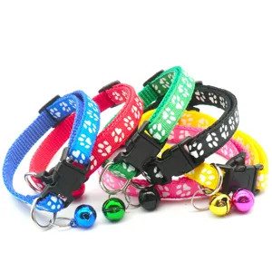 Collier pour animal de compagnie en nylon coloré avec motif de patte et clochette.