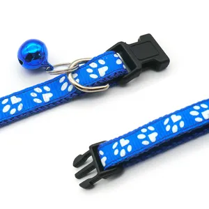 Collier pour animal de compagnie bleu avec motif de patte blanche et cloche pour chat et chien.