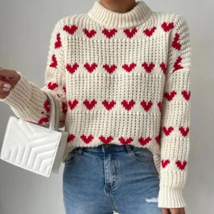Damen Stehkragen lose Freizeit Strickpullover mit rotem Herz Jacquard, Vorderansicht.