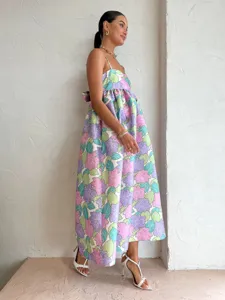Robe longue élégante à imprimé floral sans manches à bretelles spaghetti pour femme chic.