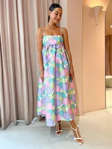 Détail de robe longue imprimée à col carré, tenue estivale sans manches élégante look.