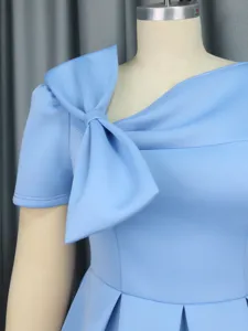 Elegantes hellblaues Kurzarm-Kleid mit Statement-Schulterschleife und A-Linie Plisseerock.