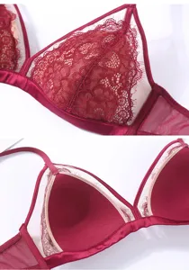 Wijnrode kanten triangelt BH-detail met ademend mesh en delicate wimperkant voor comfort.