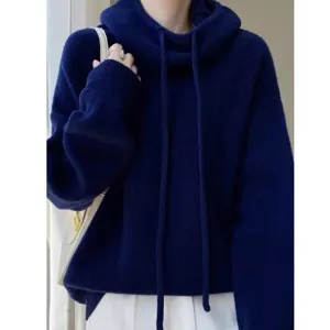 Vista dettagliata del maglione in maglia con cappuccio tinta unita, stile ampio a maniche.