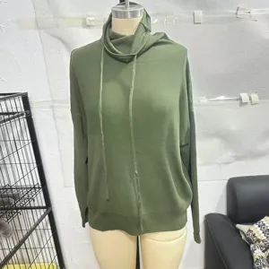 Vista dettagliata del maglione in maglia verde oliva con colletto morbido e maniche lunghe.