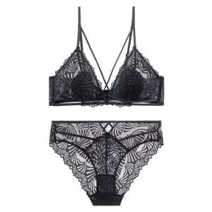 Schwarzes Spitzen-Wäscheset mit sexy Kreuzträgern, bügellosem Dünn-BH und passendem Slip.