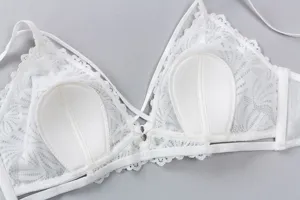 Detailansicht des weissen Damen Spitzen BHs mit herausnehmbaren hasenohren Polstern.