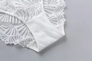 Detailansicht von weiße Damen-Spitzenhöschen mit weichem, atmungsaktivem Schrittstoff.