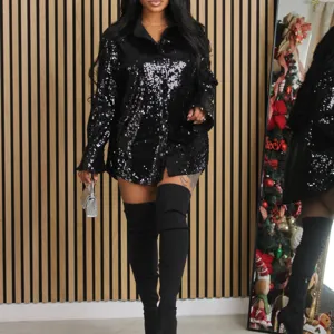 Schwarze Pailletten Langarm Revershemd Jacke kombiniert mit Stiefeln für Streetwear Look.