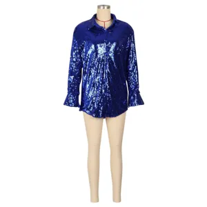 Detailansicht der blauen Pailletten Langarm Revers Hemdjacke, glänzender Stoff und Knopfdesign.