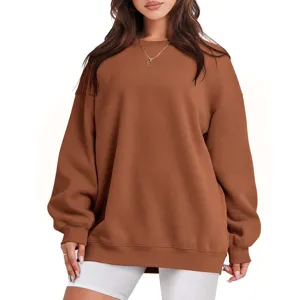 Λεπτομερής όψη καφέ oversize φούτερ με στρογγυλή λαιμόκοψη, άνετο casual πουλόβερ.