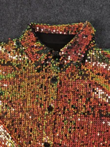 Nahaufnahme Damen Pailletten Hemd Kragen Detail, glitzernder Stoff, Party Mode Look.