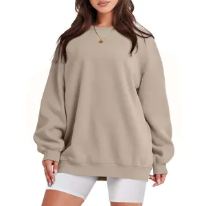 Λεπτομερής όψη του casual oversized φούτερ με στρογγυλή λαιμόκοψη σε χακί, μακριά μανίκια.