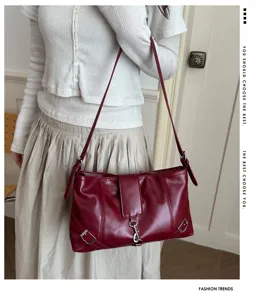 Borsa a tracolla vintage in pelle bordeaux da donna, borsa retrò casual con fibbia metallica.