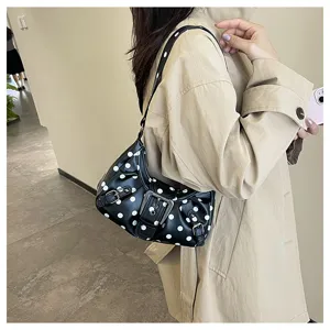 Vista detallada del elegante bolso de hombro de cuero PU con lunares negros y hebilla.