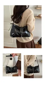 Borsa a spalla da donna nera in pelle con fibbie vintage, perfetta per il lavoro e il tempo libero.