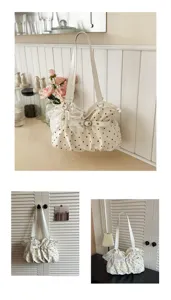 Vista dettagliata della borsa a tracolla a pois con design arricciato e grazioso fiocco di perle.