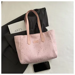 Gedetailleerd overzicht van roze sterenprint tote tas met lederen riemen en mode-etiket.
