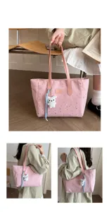 Roze sterren shopper tas detailweergave, stijlvolle schoudertas met schattige pluche hanger.