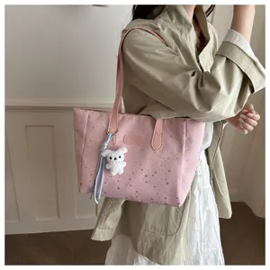 Gedetailleerd overzicht van de roze tote bag met sterrenpatroon en schattige pluche hanger.