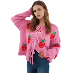 Dames roze aardbei gebreide cardigan trui met strikjes aan de voorkant hoofdfoto model