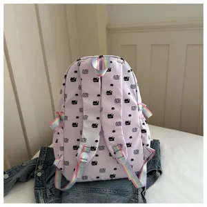 Vista dettagliata dello zaino viola da studente con stampa di gatto e spallacci arcobaleno.