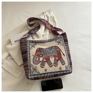 Ethischer bestickter Canvas-Umhängetasche mit buntem Gurt und großem Elefantenmuster für Damen.