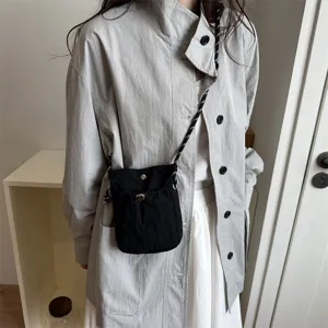 Detailaufnahme der minimalistischen schwarzen Umhängetasche für Outdoor mit praktischem Kordelzug.