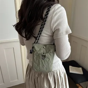 Grüne Nylon Umhängetasche für Handy im Detail, leichtes Alltagsaccessoire für Freizeit.