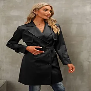 Trench coat nero in ecopelle da donna con chiusura a doppio petto e cintura elegante.