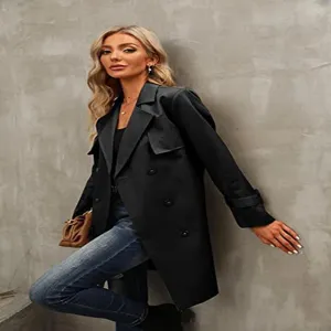 Elegante trench da donna in ecopelle nera con doppio petto e cintura per ogni occasione.